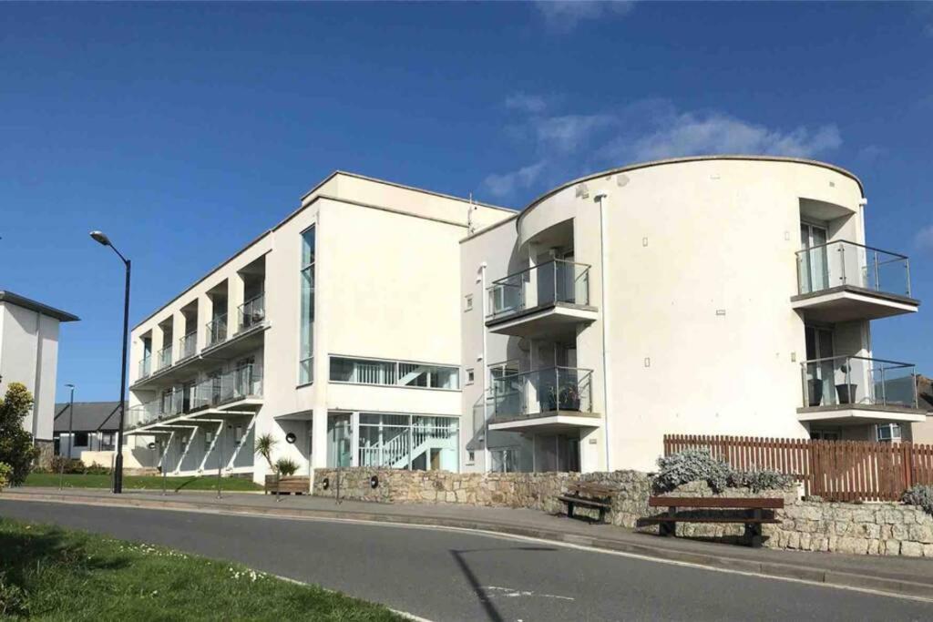 Beautiful 3 Bedroom Apartment By The Sea New Quay Eksteriør bilde