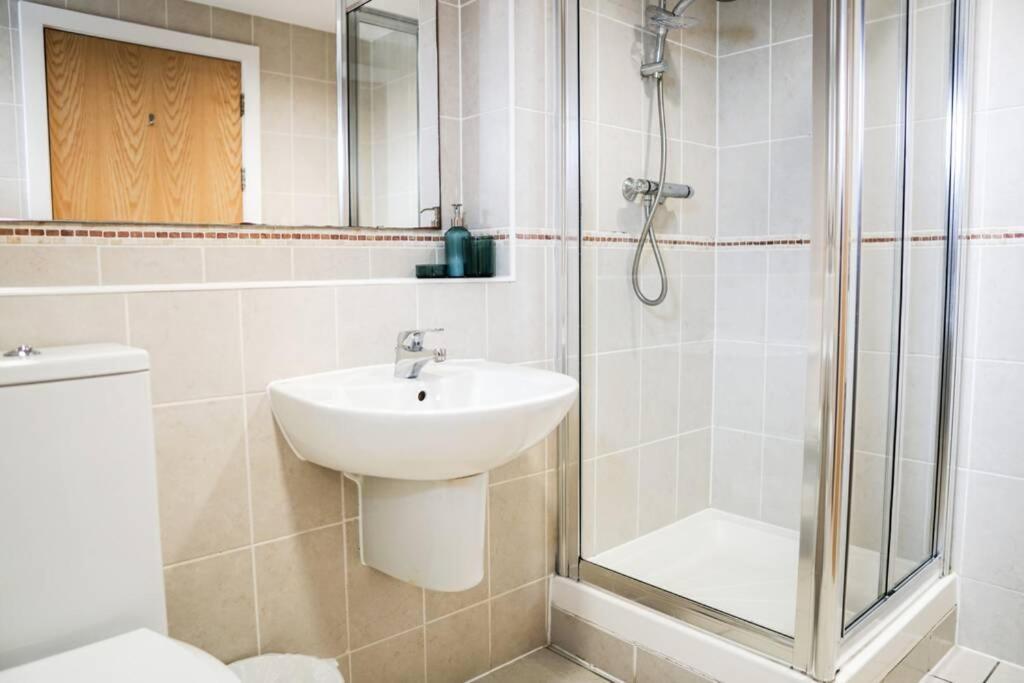 Beautiful 3 Bedroom Apartment By The Sea New Quay Eksteriør bilde