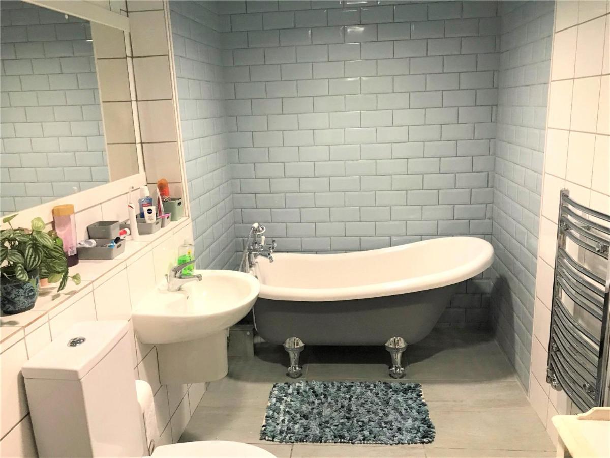 Beautiful 3 Bedroom Apartment By The Sea New Quay Eksteriør bilde